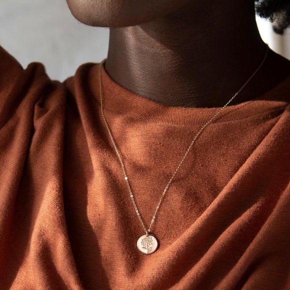 Sunflower Engraved Cute Floral Minimalist Necklace - Picture 4 of 16